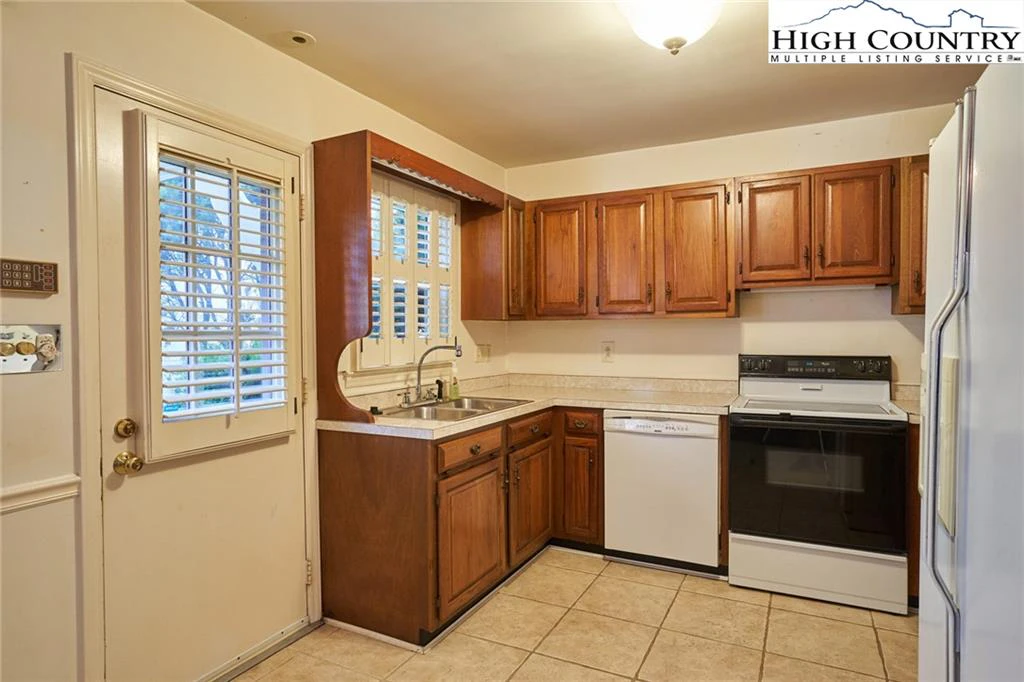Image number 20 for the current listing