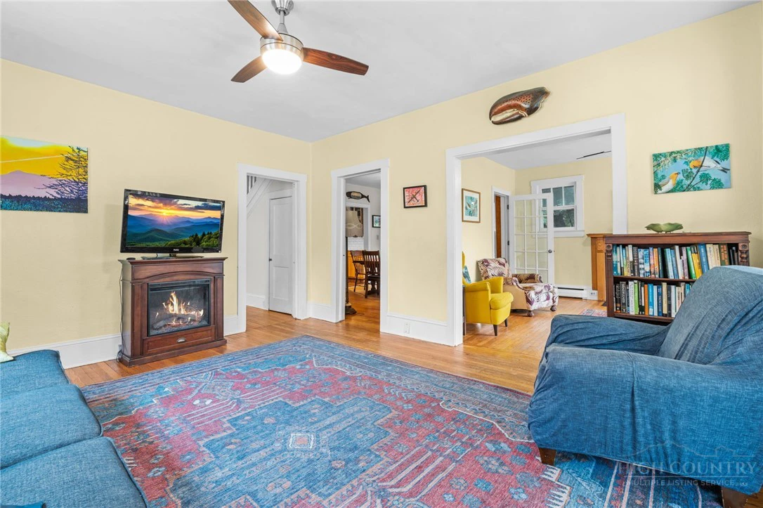 Image number 4 for the current listing