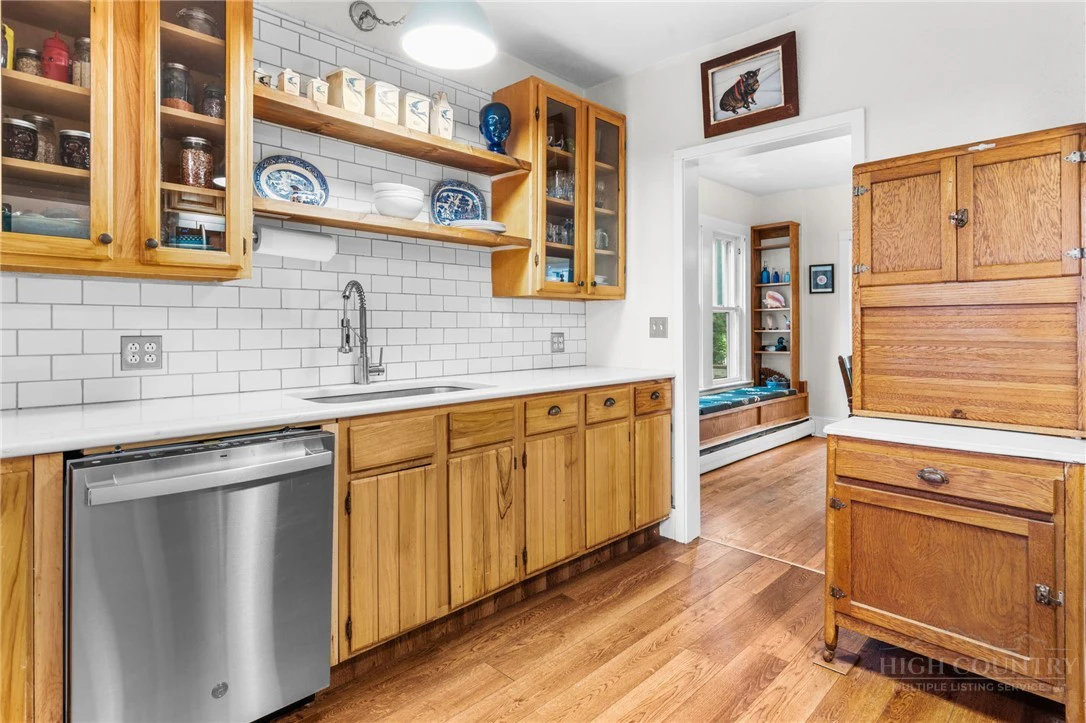 Image number 19 for the current listing