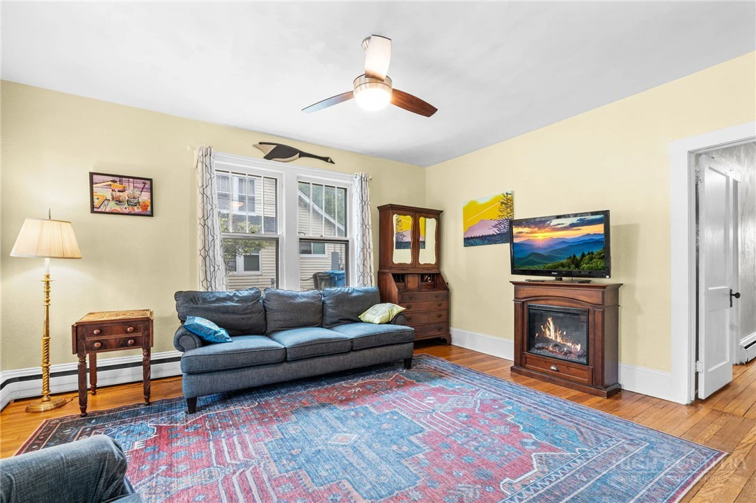 Image number 7 for the current listing