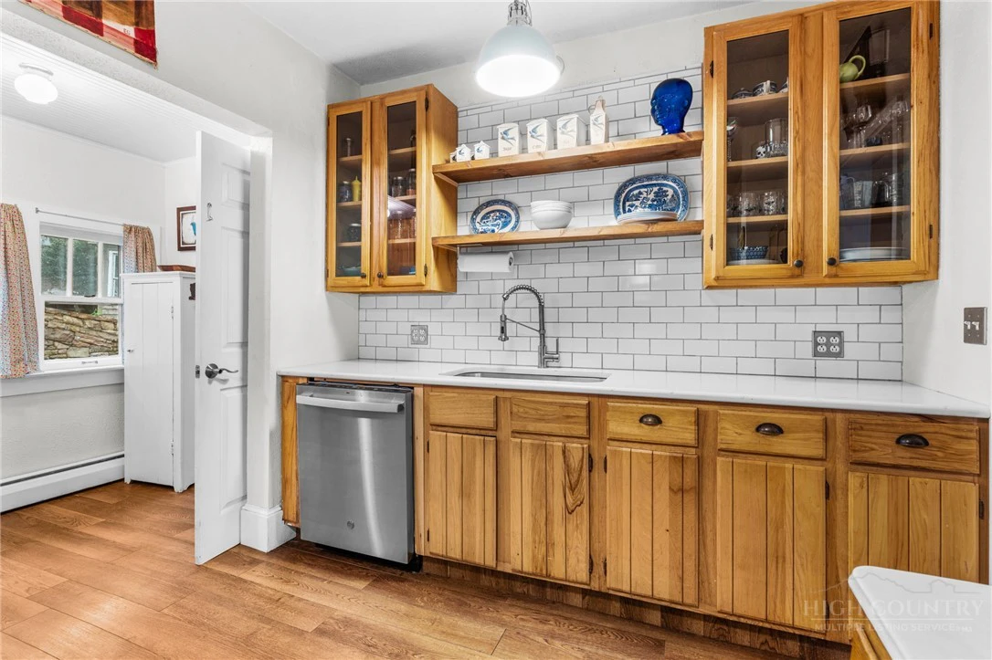 Image number 17 for the current listing