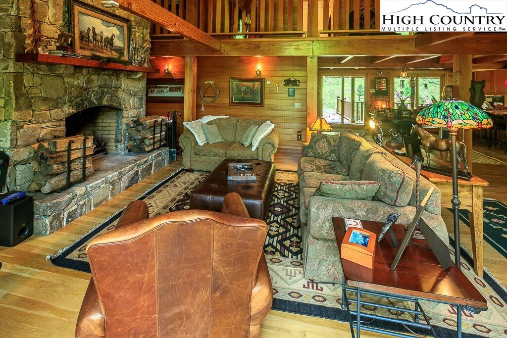 Image number 21 for the current listing
