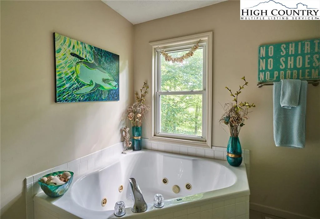 Image number 4 for the current listing