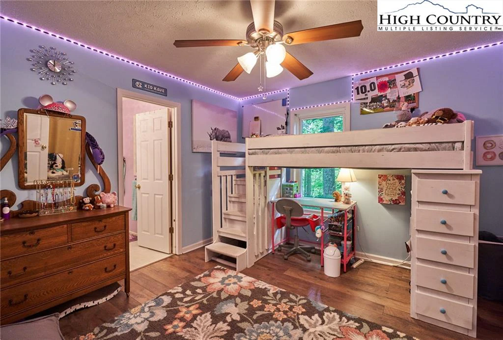 Image number 5 for the current listing