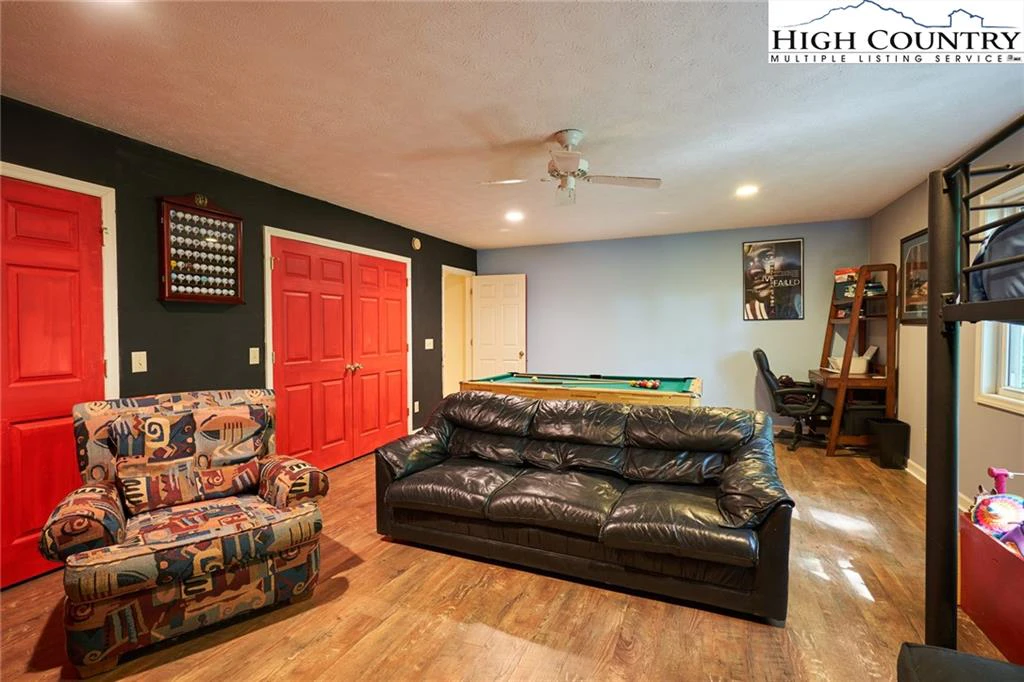 Image number 2 for the current listing