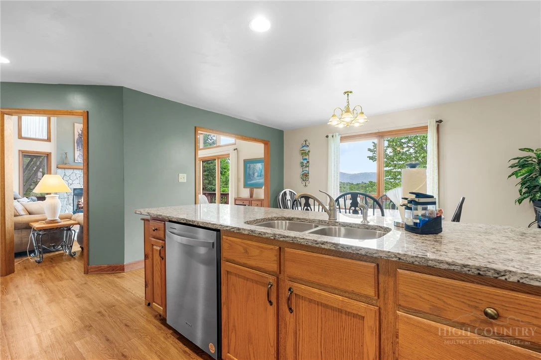 Image number 15 for the current listing
