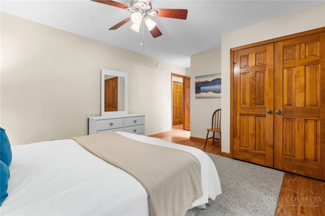 Image number 17 for the current listing