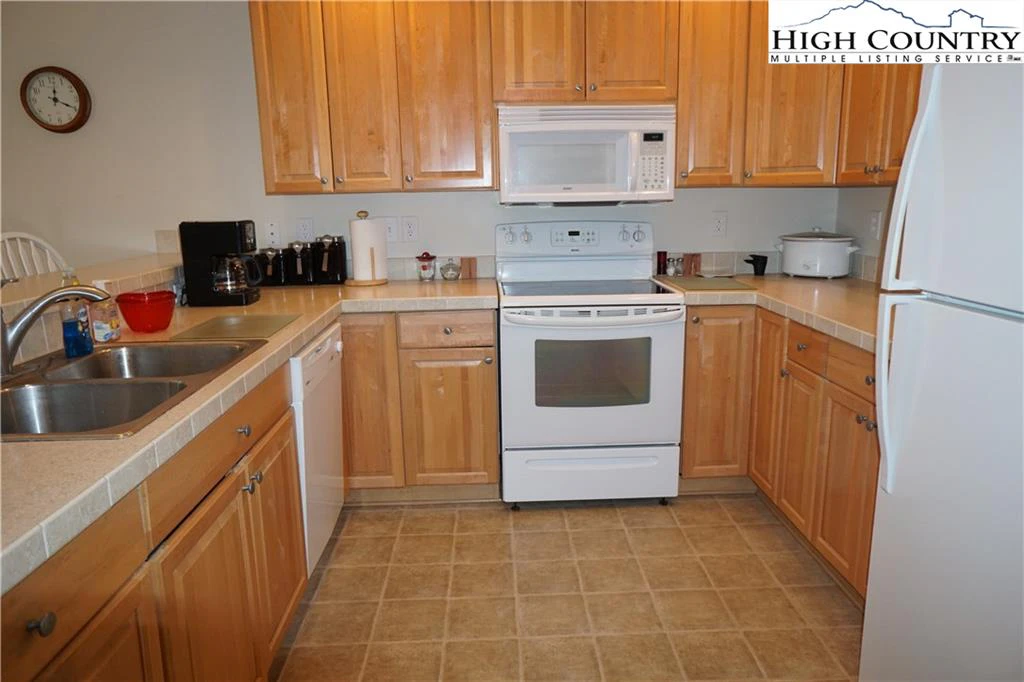 Image number 19 for the current listing