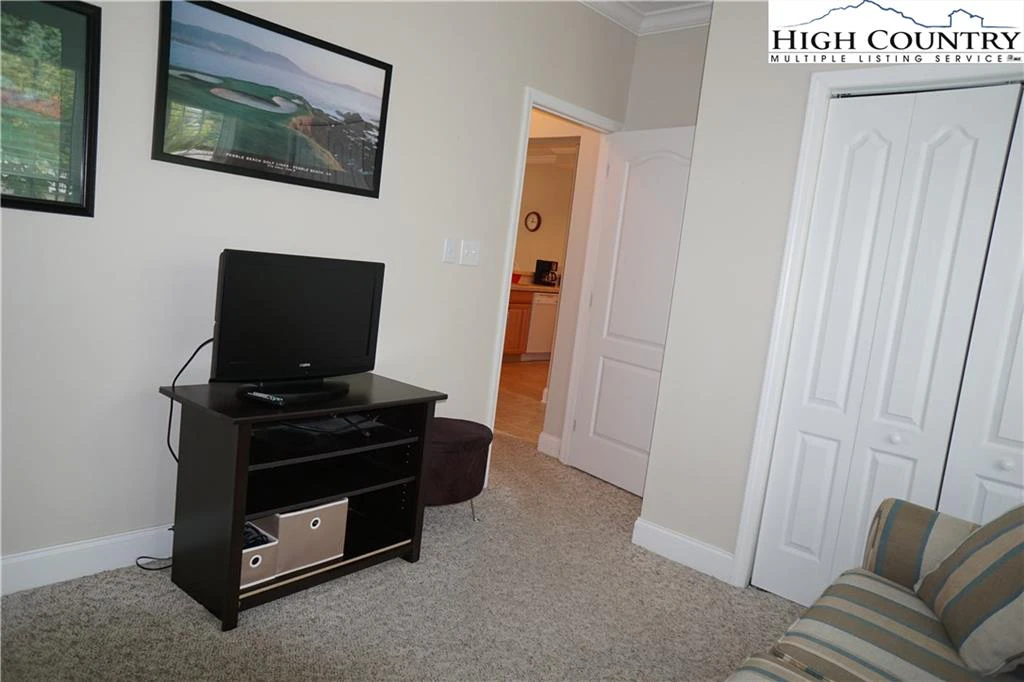 Image number 17 for the current listing
