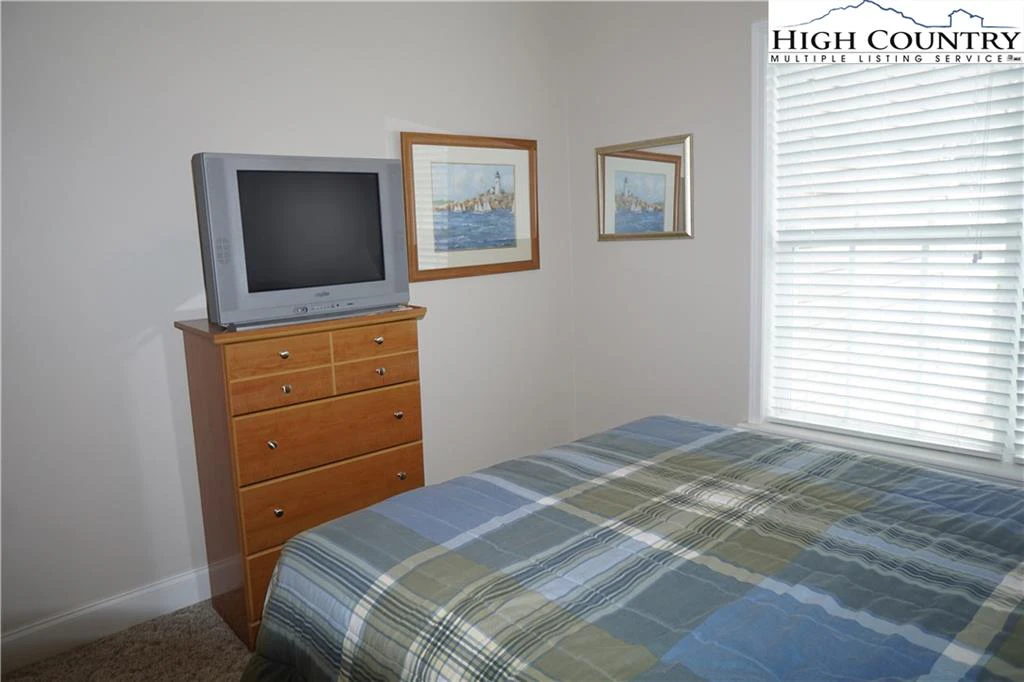 Image number 15 for the current listing