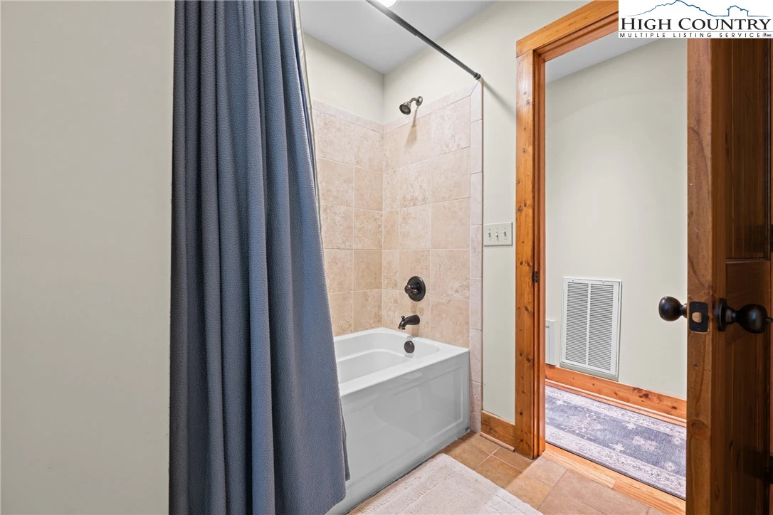 Image number 3 for the current listing
