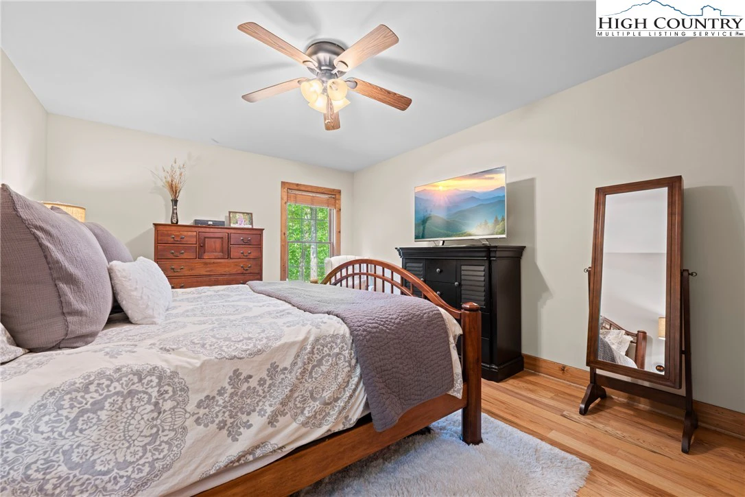 Image number 4 for the current listing
