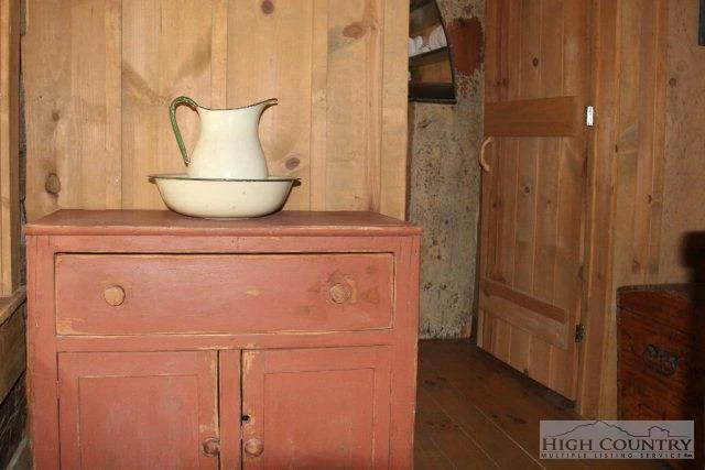 Image number 4 for the current listing