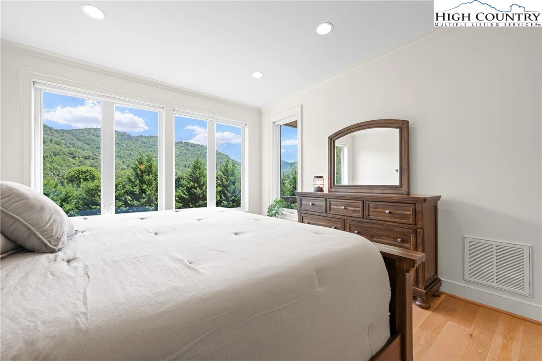 Image number 3 for the current listing