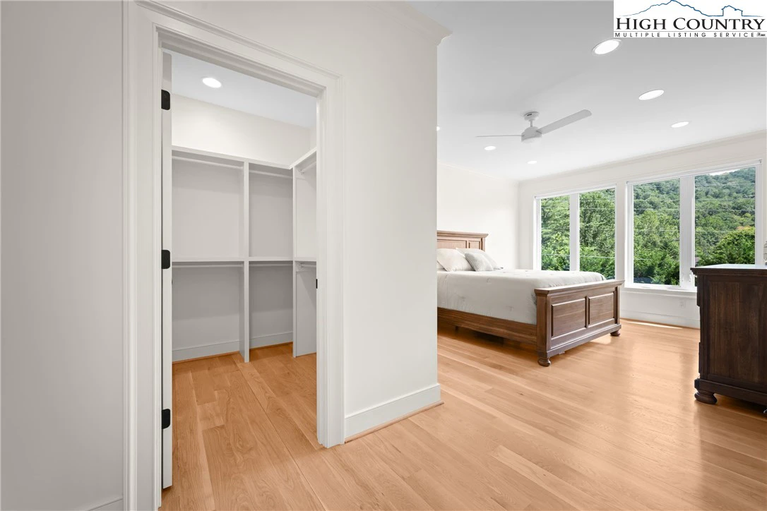 Image number 4 for the current listing