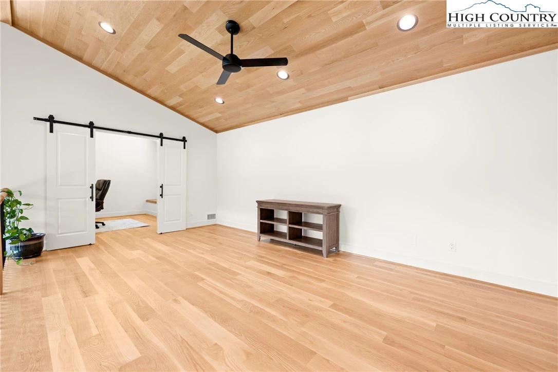 Image number 8 for the current listing