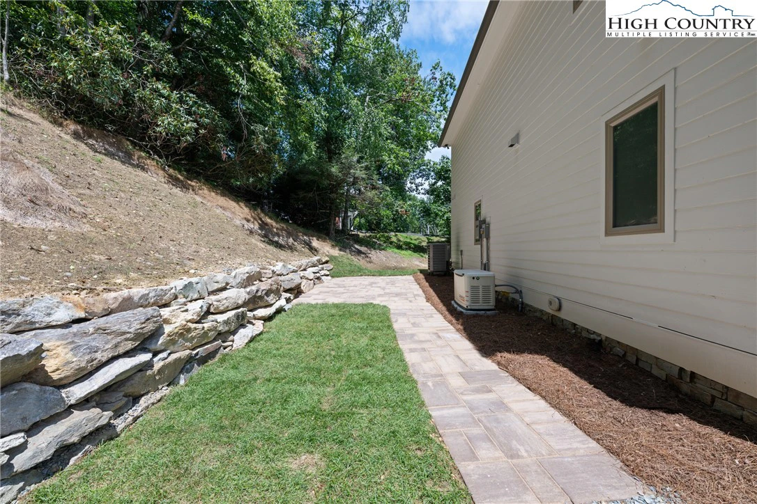 Image number 15 for the current listing