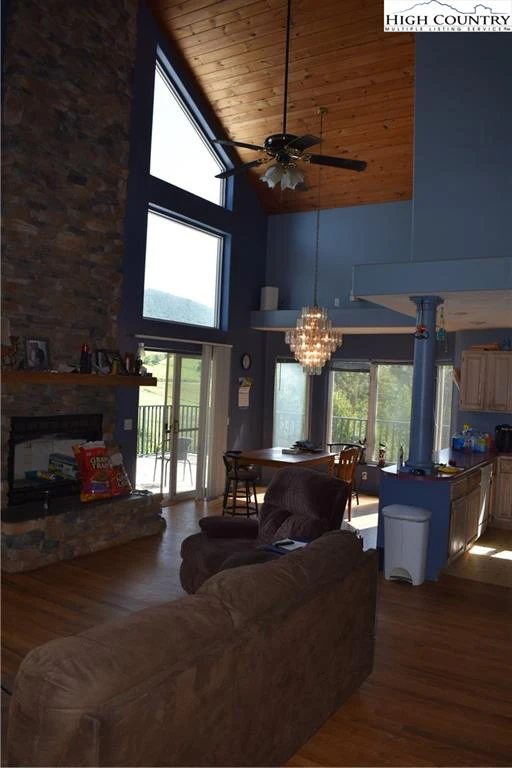 Image number 17 for the current listing