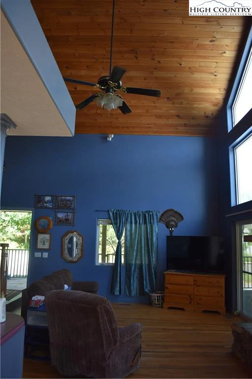 Image number 15 for the current listing