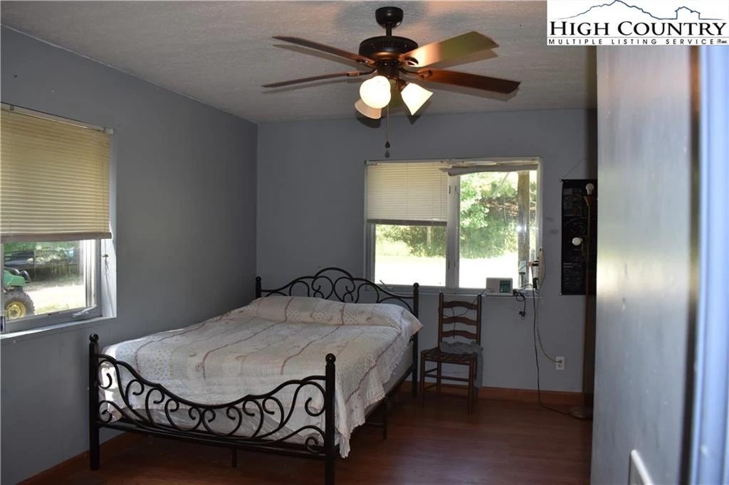 Image number 2 for the current listing