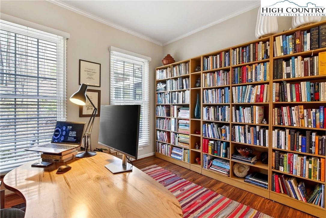 Image number 3 for the current listing