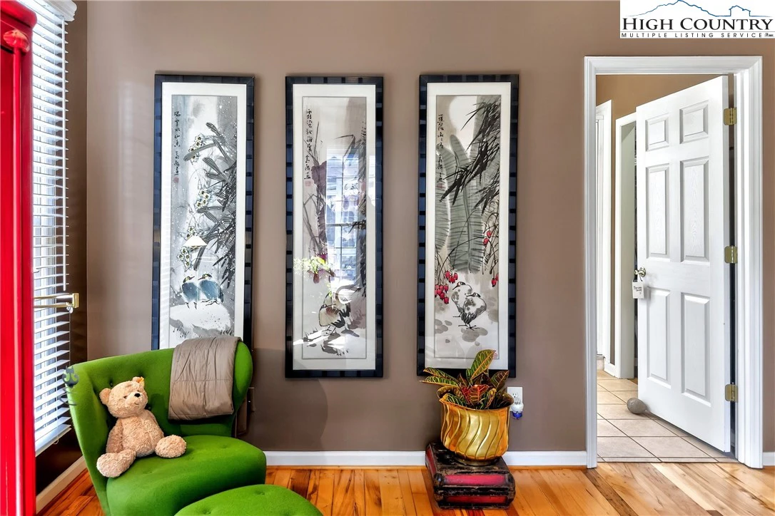 Image number 2 for the current listing