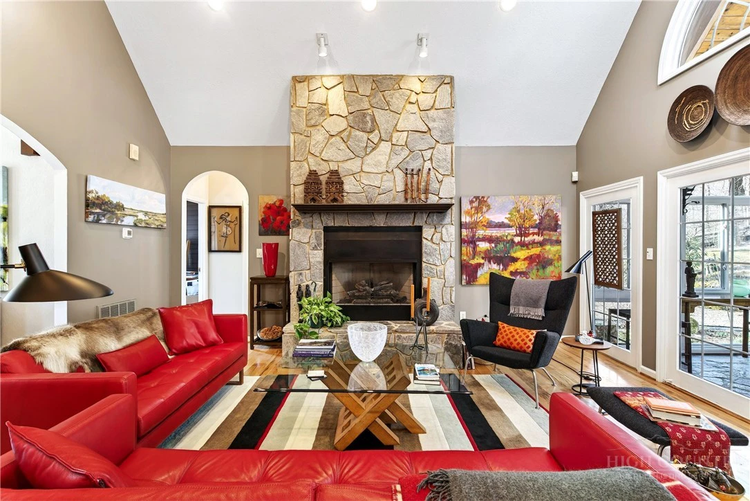 Image number 13 for the current listing