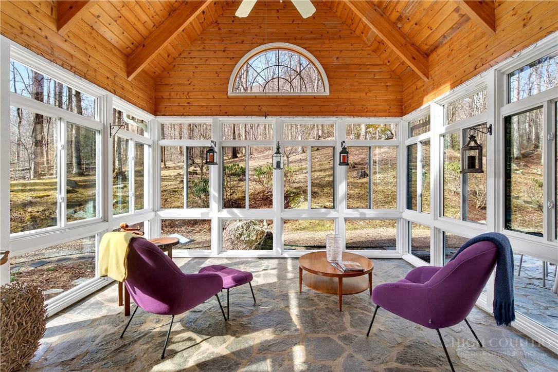 Image number 14 for the current listing