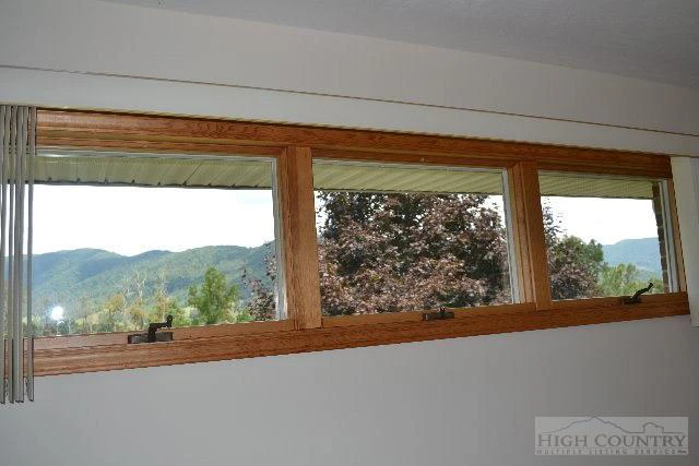 Image number 13 for the current listing