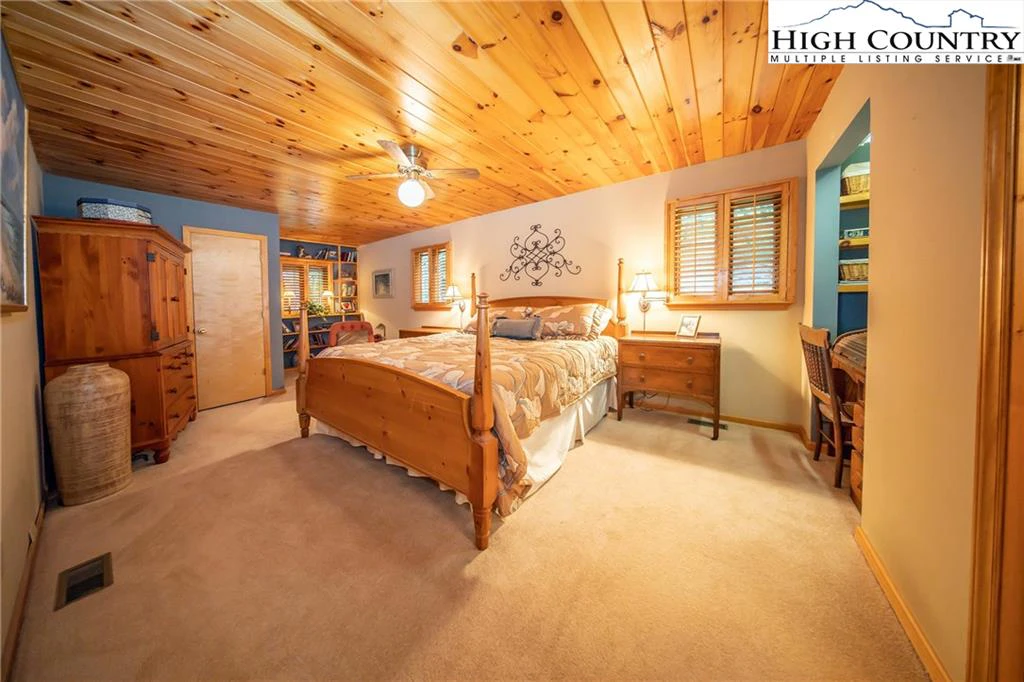 Image number 4 for the current listing