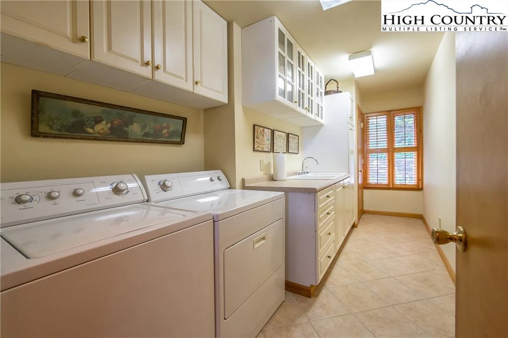 Image number 11 for the current listing