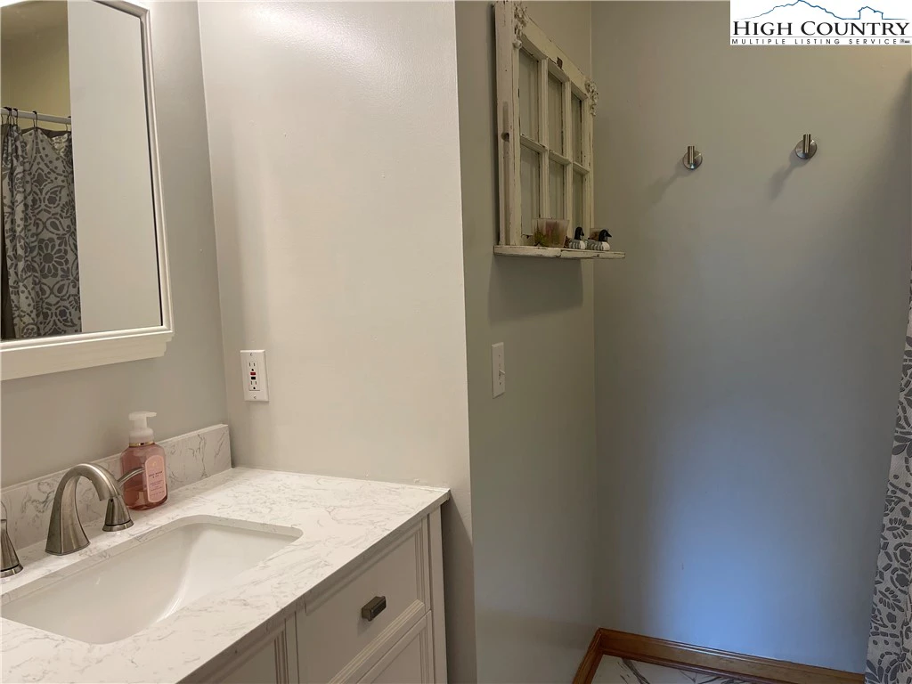 Image number 2 for the current listing