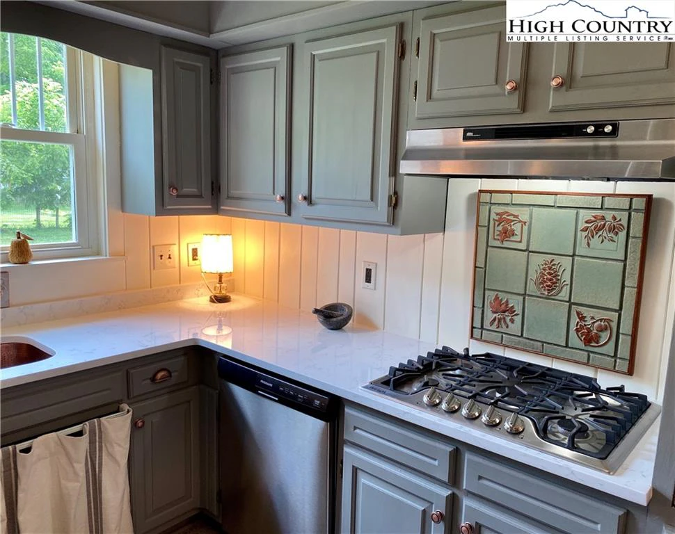 Image number 5 for the current listing