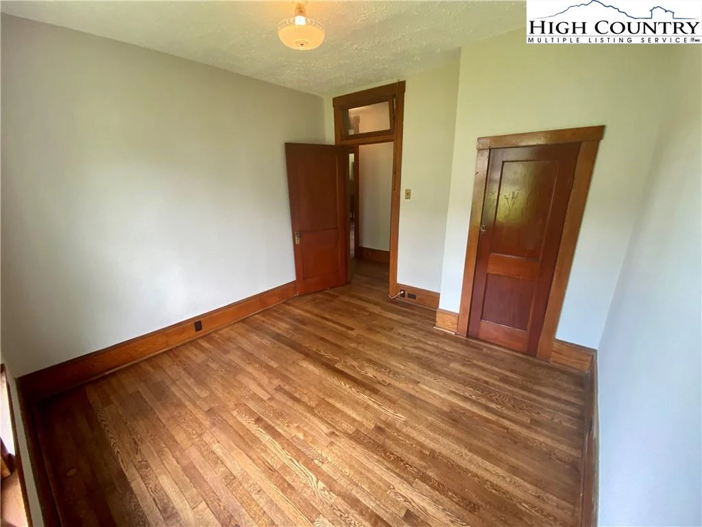 Image number 2 for the current listing