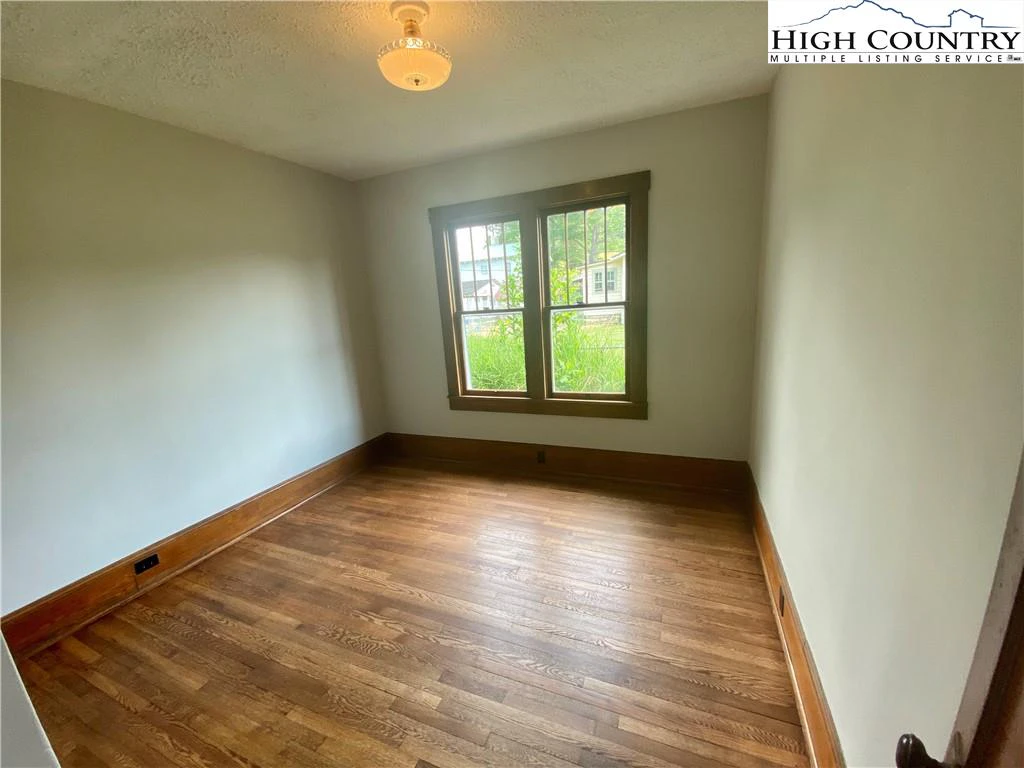 Image number 14 for the current listing