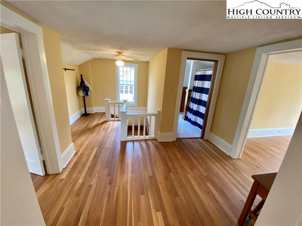 Image number 19 for the current listing