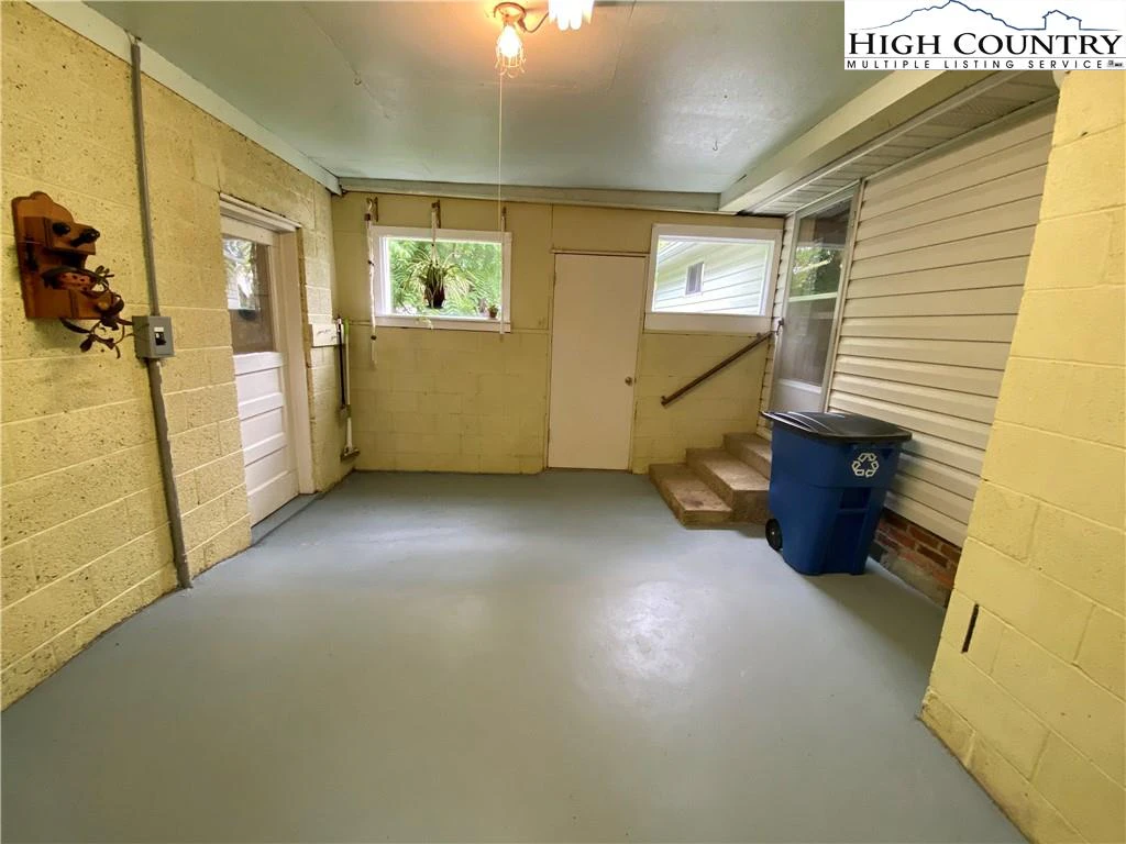 Image number 22 for the current listing