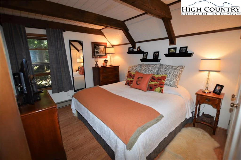 Image number 2 for the current listing