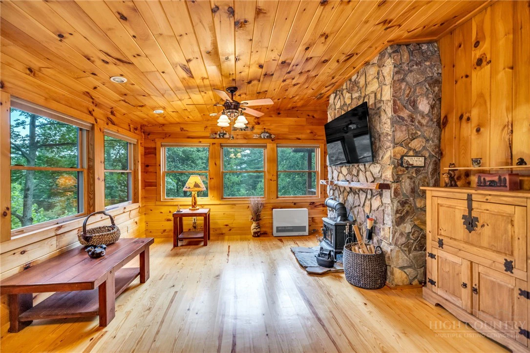 Image number 17 for the current listing