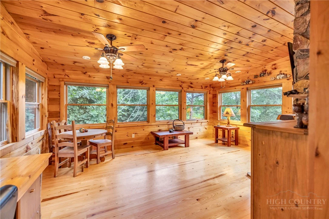 Image number 19 for the current listing