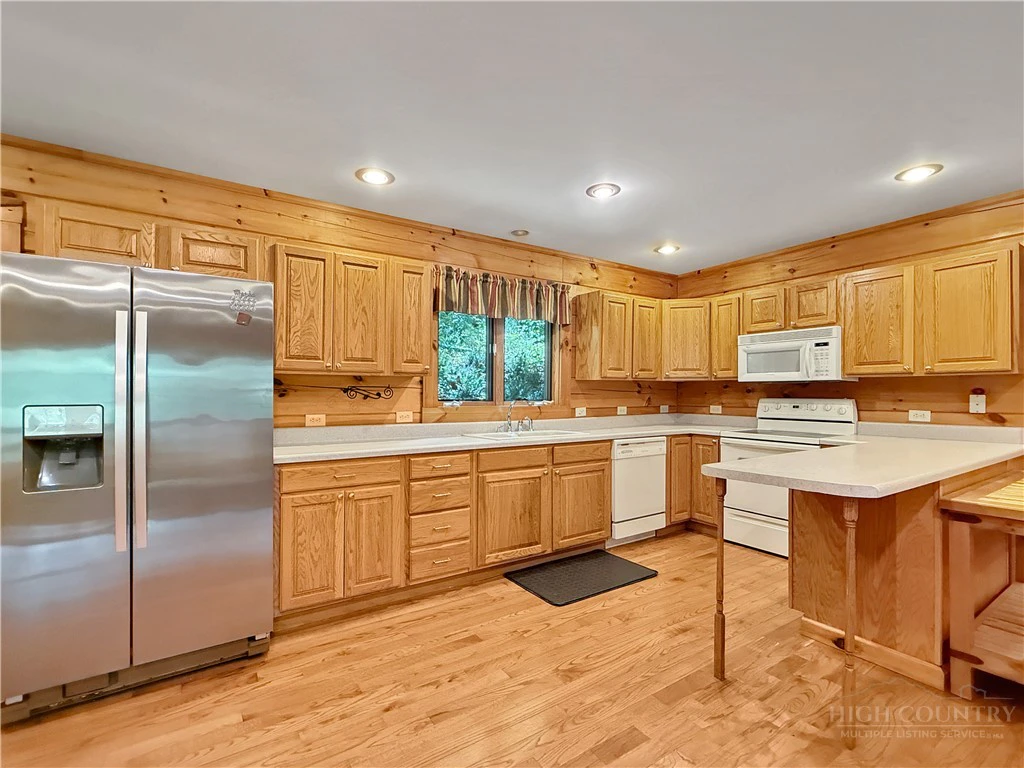 Image number 10 for the current listing