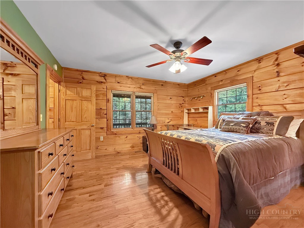 Image number 15 for the current listing