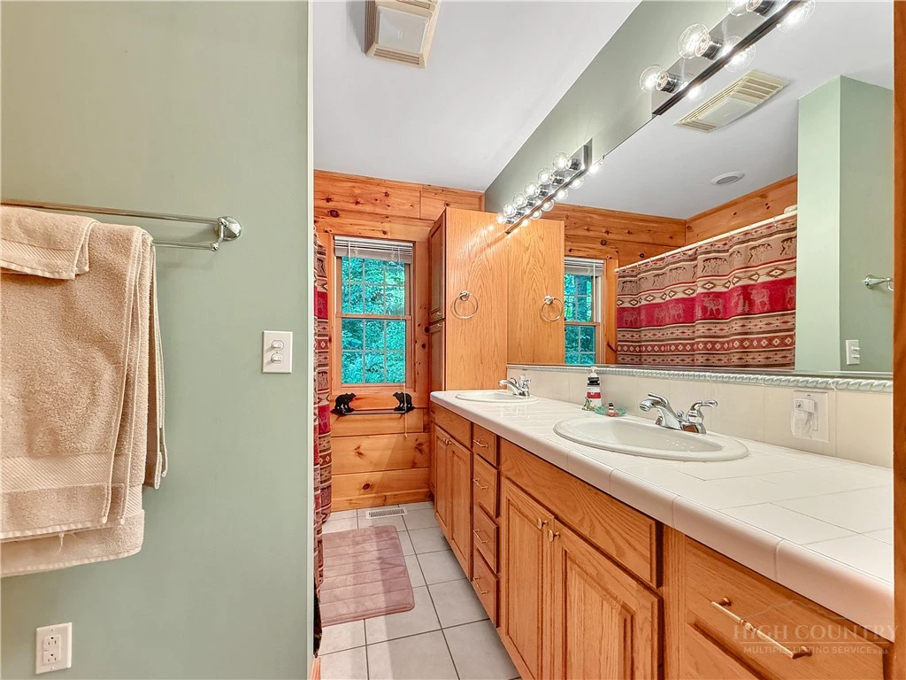 Image number 16 for the current listing