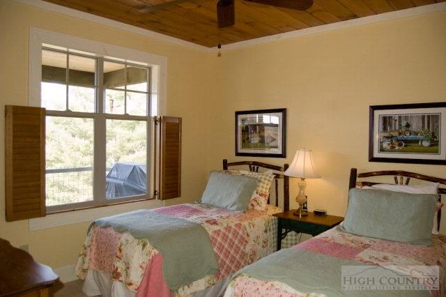 Image number 21 for the current listing