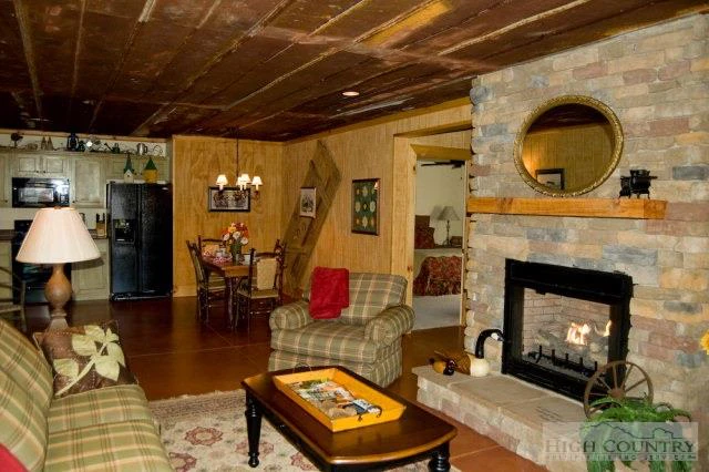 Image number 19 for the current listing