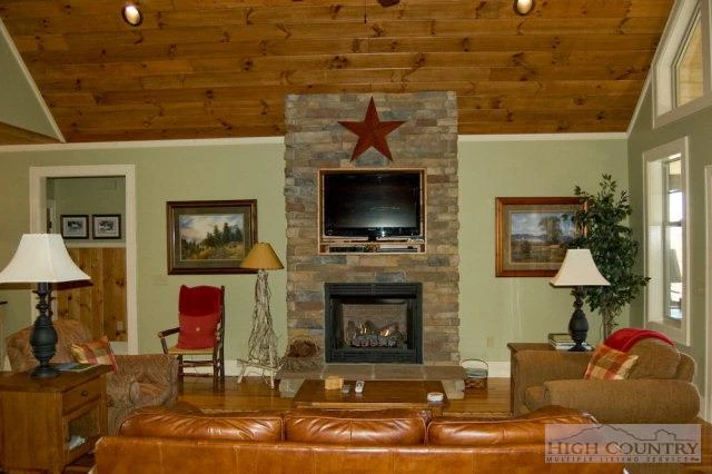 Image number 31 for the current listing