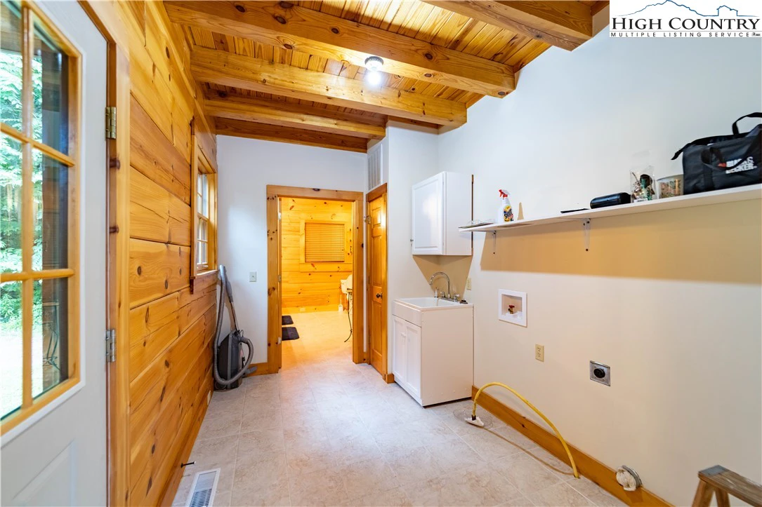 Image number 19 for the current listing