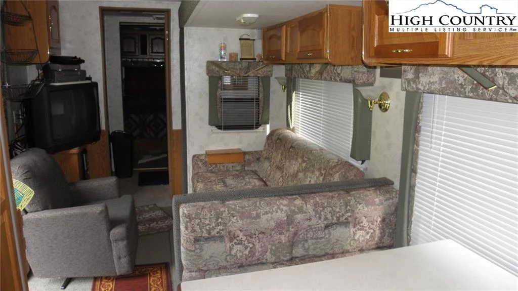 Image number 15 for the current listing