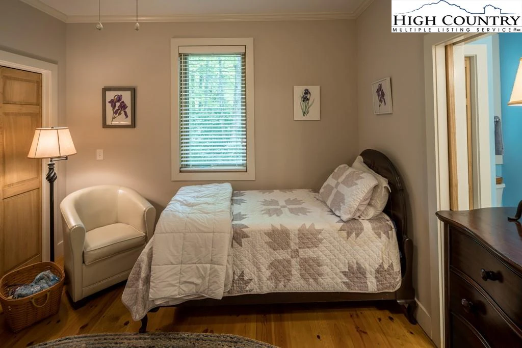 Image number 10 for the current listing