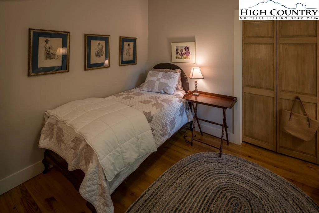 Image number 11 for the current listing
